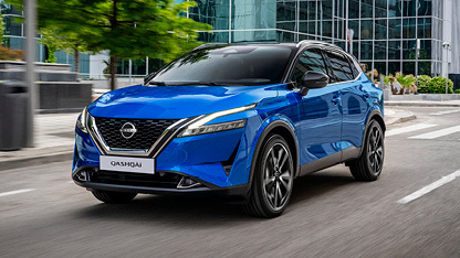 Blue Qashqai driving in the city
